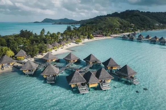 How to Travel in Luxury While Avoiding Tourist Traps: A Guide to Exclusive Travel Experiences