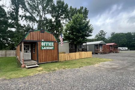 The Weekender Cabins and RV Retreat