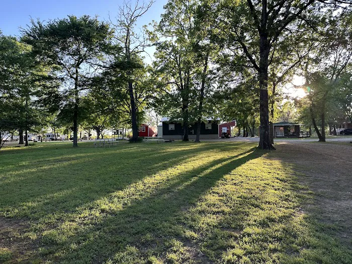 Shady Oaks Resort - RV Full Hookups, Cabins & Guest Lodge 8