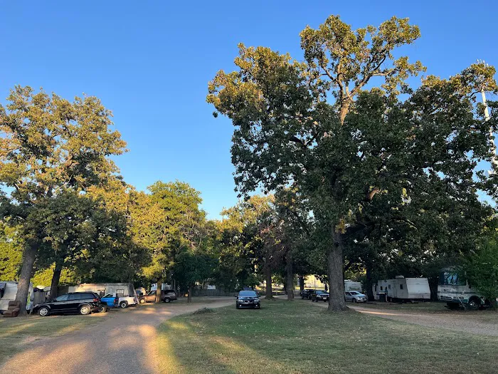 Camp Paris RV Park 7