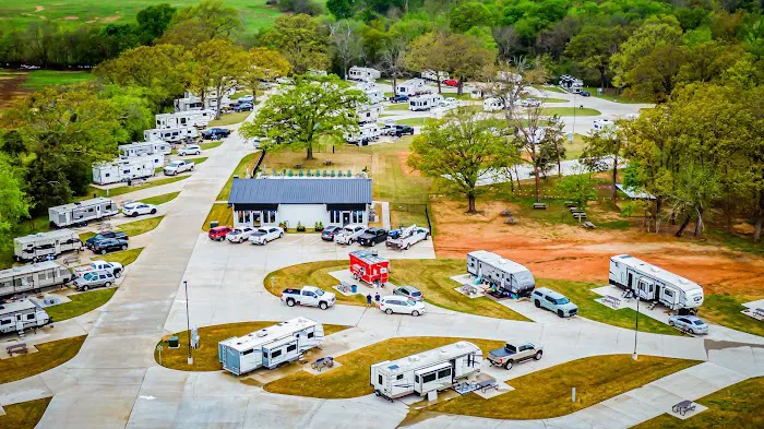 The Oaks on 37 Tiny Homes & RV Resort 4