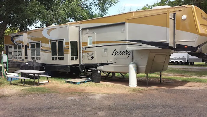 Sleepee Hollo RV Park - Kingfisher’s Premium RV Park 4
