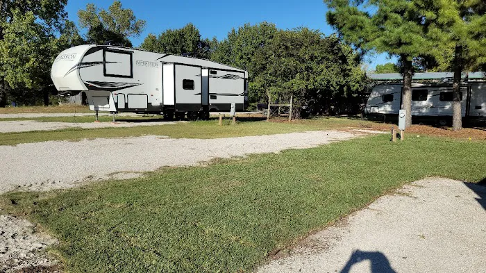 Two Bridges Ranch Tiny Home Resort, RV Park and Horse Hotel 8