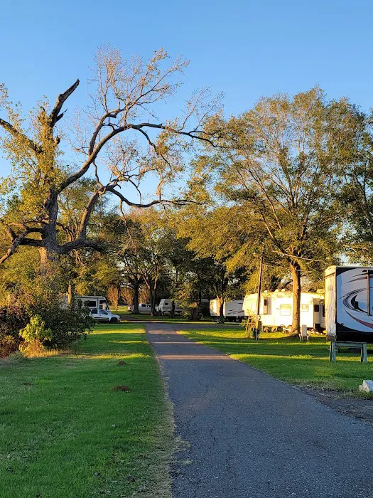 RED DIRT RETREAT- RV & Campground (formerly Twin Oaks RV Park) 8