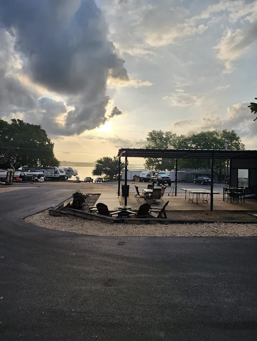 Hideaway 23 Lakefront RV & Cabins 9