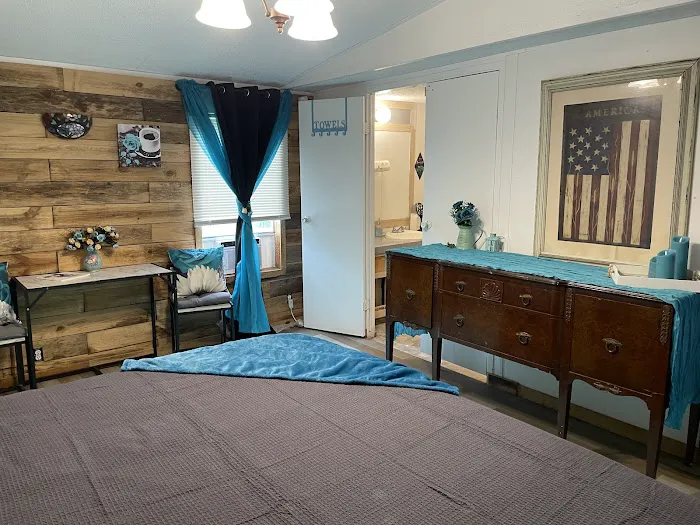 Lil o aces , Creekside Bunkhouse & Campground 8