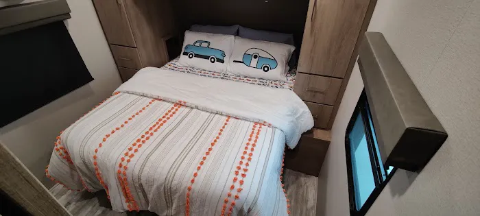 Peninsula Point RV & Tiny Home Luxury Resort 3