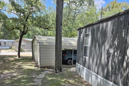 Leaning Oaks Manufactured Home Community