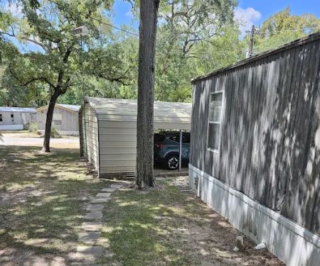 Leaning Oaks Manufactured Home Community
