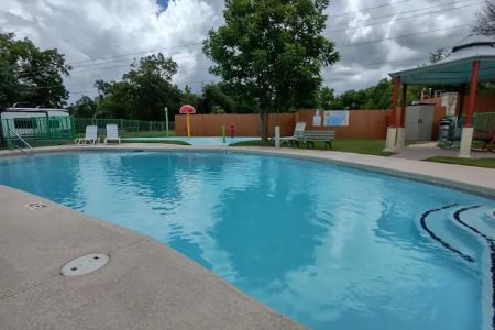 Flatonia Retreat & RV Resort