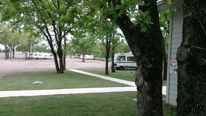 Sunny Bastrop RV Park 5