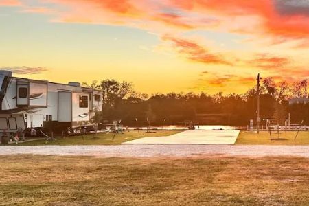 Henry's Hideout - Riverside RV Park