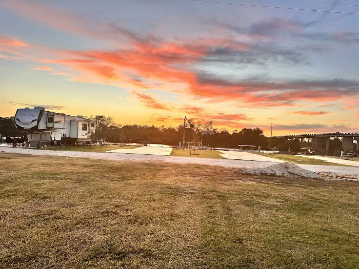 Henry's Hideout - Riverside RV Park 7