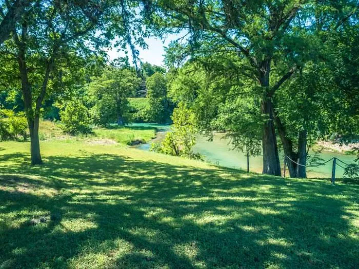 Mammoth Bend RV Park 4