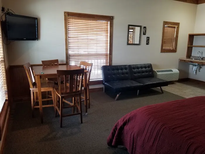 Louis' RV Park & Cabins 8