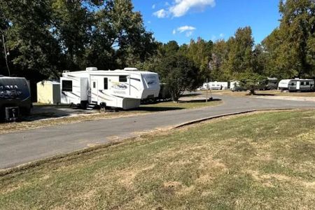 Tut Huts RV Park