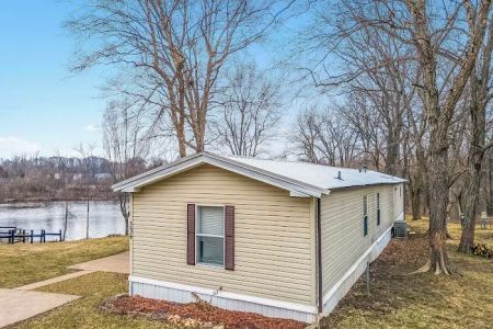 Deluxe Lake Estates Manufactured Home Community