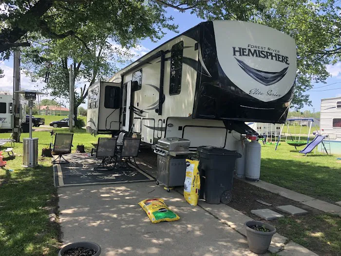 Manor Isle Mobile Home & Extended-Stay RV Park 4