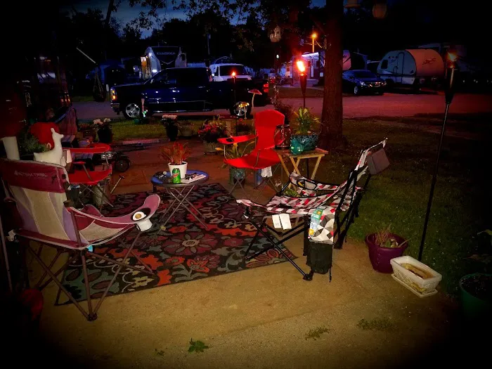 Manor Isle Mobile Home & Extended-Stay RV Park 9