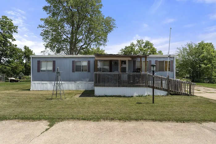 Earlham Mobile Home Community 10