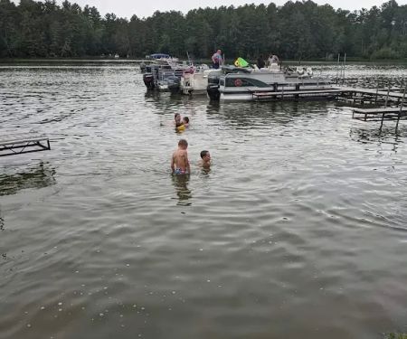 Wolf's Den Tavern & Resort