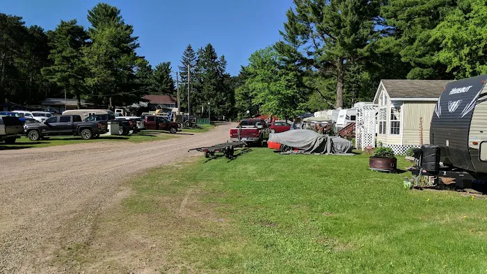 Wolf's Den Tavern & Resort 4
