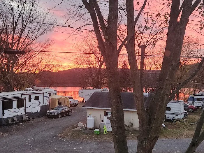 Wray's Riverfront Campground Picture 2
