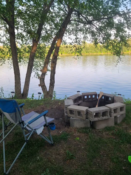 Wray's Riverfront Campground Picture 8