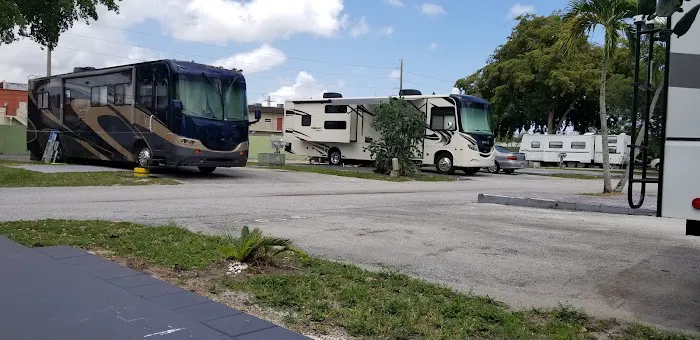 Sunshine Holiday MHCC RV and Camping Resort Picture 7