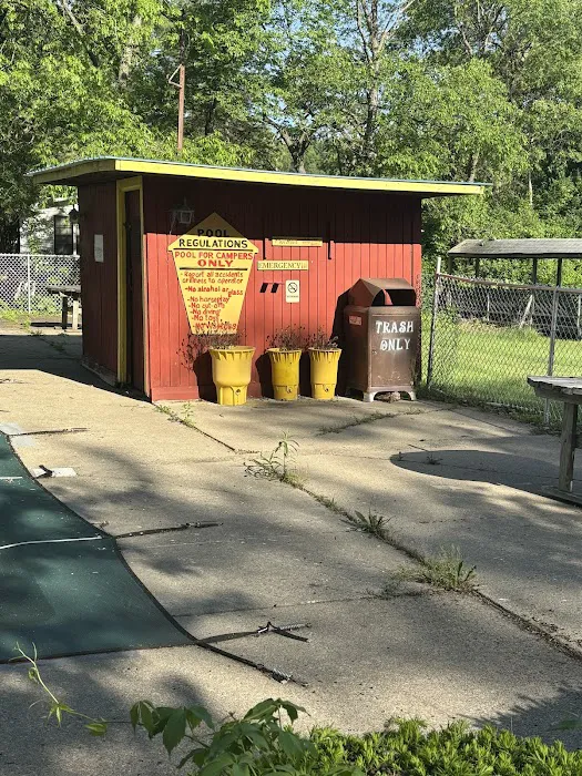 Yellow Lantern Kamp Grounds Picture 6