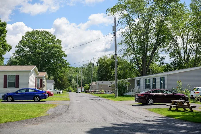 Rolling Hills Mobile Home Park Picture 4