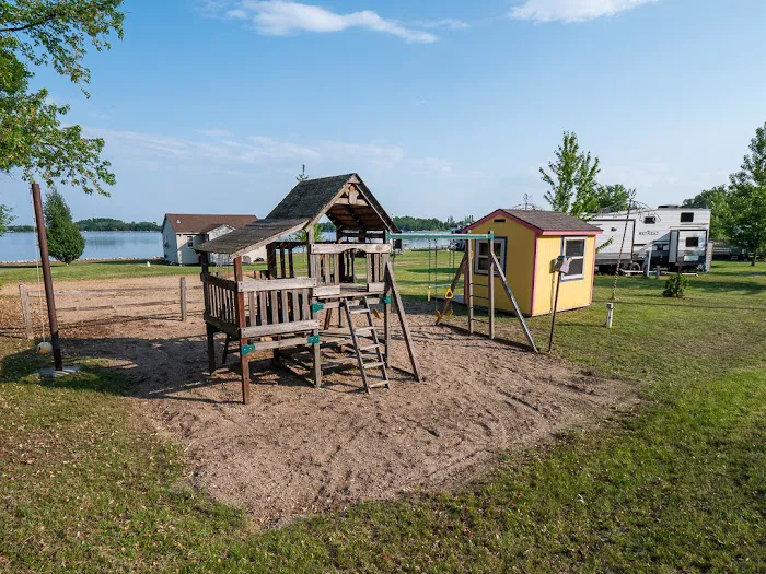 Paul Lake Resort Picture 8