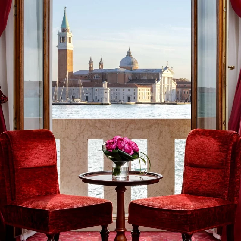 How to Enjoy a Luxury Vacation in Venice: Insider Routes, Suites & Private Moments