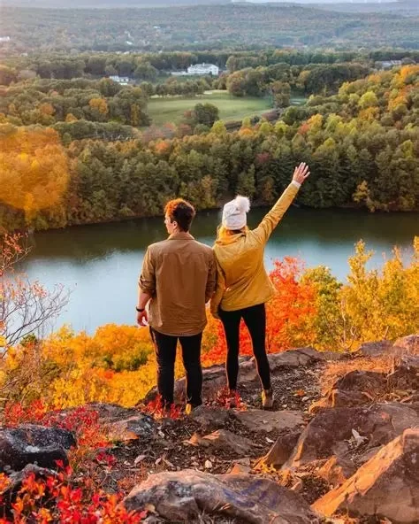 A Guide to the Best Time to Visit Connecticut for Fall Foliage