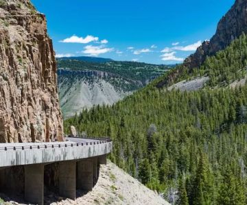 Best Scenic River Roads in America – A Guide to Breathtaking Drives
