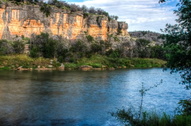 Guide to America’s Most Breathtaking River Bluffs – Explore Stunning Views