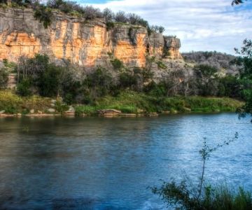 Guide to America’s Most Breathtaking River Bluffs – Explore Stunning Views
