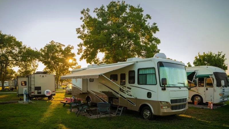 Best RV Parks with Outdoor Movie Nights: Perfect Spots for Family Fun