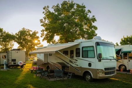 Best RV Parks with Outdoor Movie Nights: Perfect Spots for Family Fun